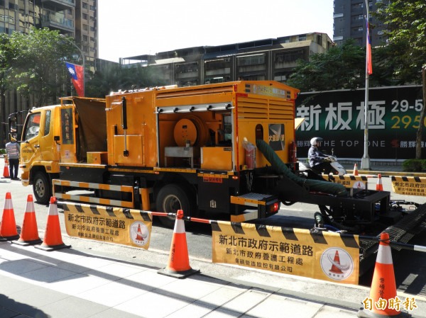 (熱再生修補車施工進行圖)  來源：自由時報