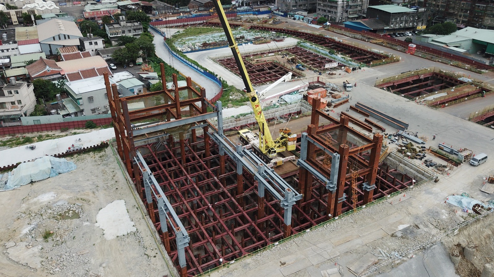 ▲圖說：維修工廠區域開始進行鋼構吊裝（來源：臺北市政府捷運工程局第一區工程處）