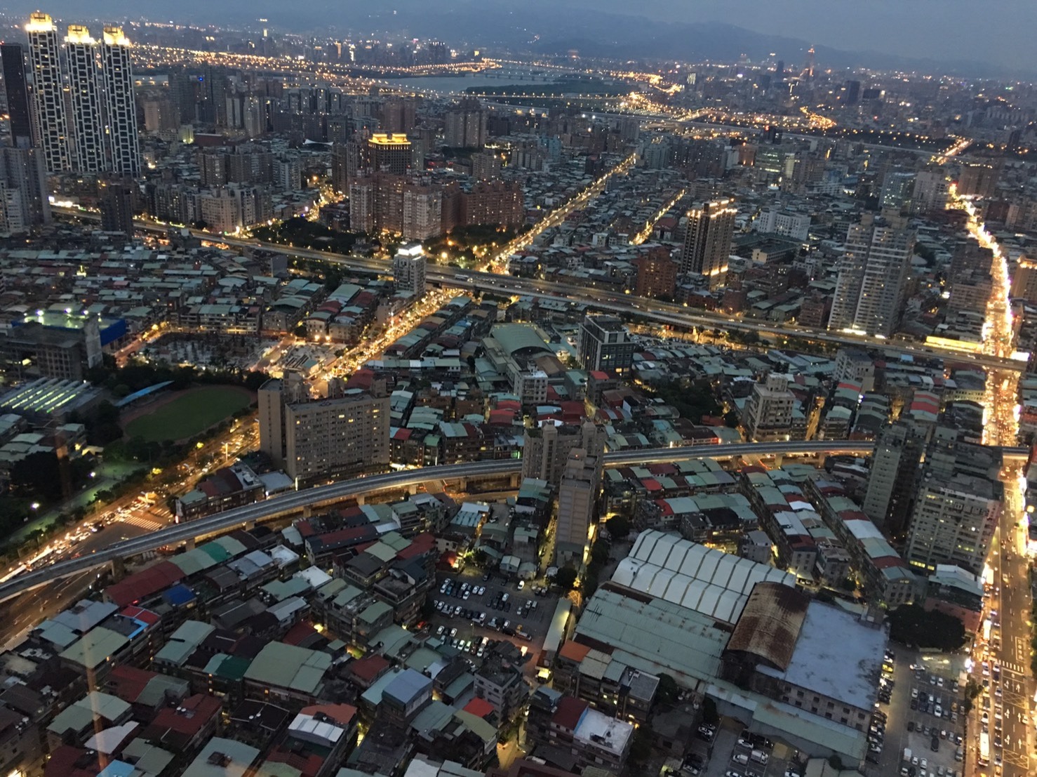 踏上板橋地區高樓，工頭望向窗外，看見那穿梭城市的曲線，猶如一抹淺淺微笑，瞬間心頭好暖，你看到了嗎？