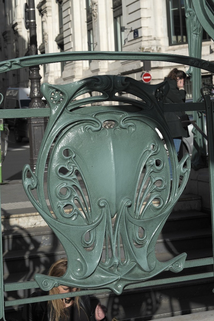 ▲圖說： Railing escutcheon with "M"（來源：wikimedia）