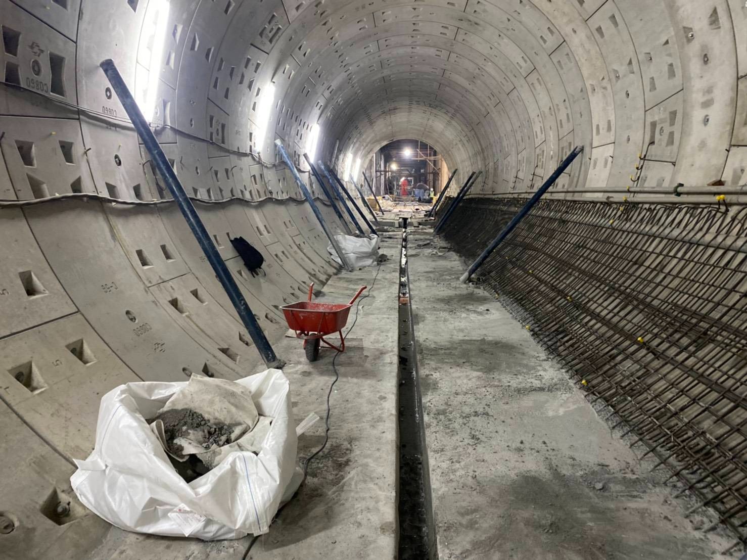 ▲圖說：潛盾隧道完成後，還有最重要的一步（來源：臺北市政府捷運工程局第一區工程處提供）