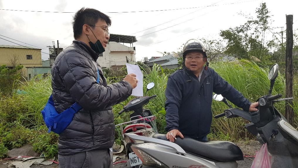 雷射測距儀便利於遠距離測量，方便計算大面積田地；白紙記錄板除了用於書寫查估記錄外，因白色比較好反射測距儀所打出之雷射光，白紙亦用於雷射測距儀。