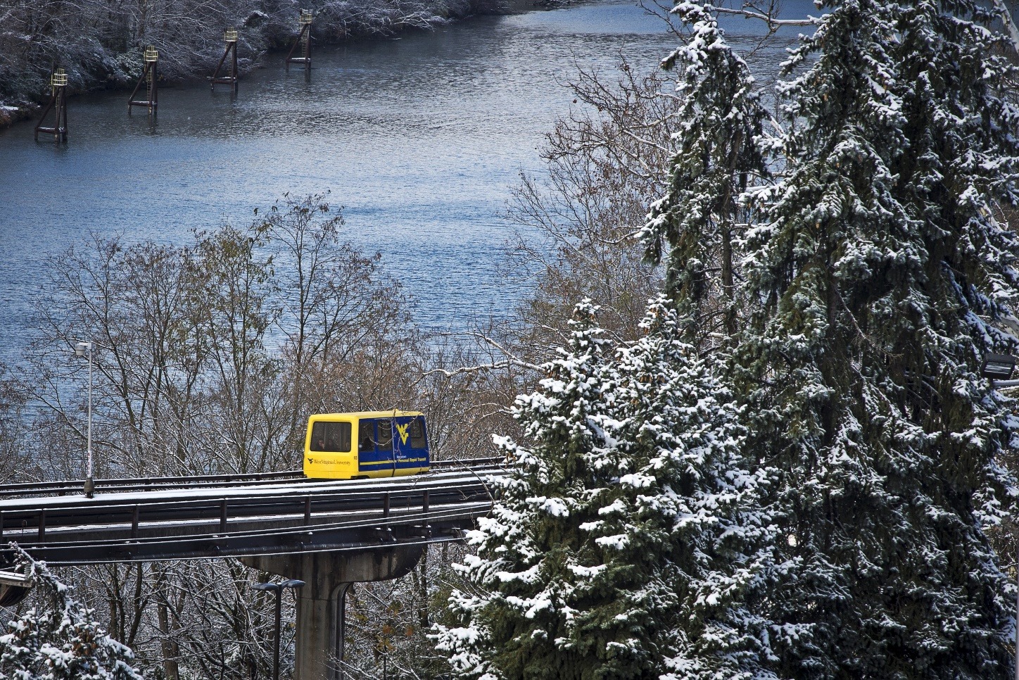 ▲冰天雪地裡飛馳的Morgantown PRT（圖片來源：https://prt.wvu.edu/）