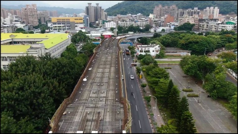 (三峽區學成路橋面版施工現況，來源：捷運三鶯線團隊)