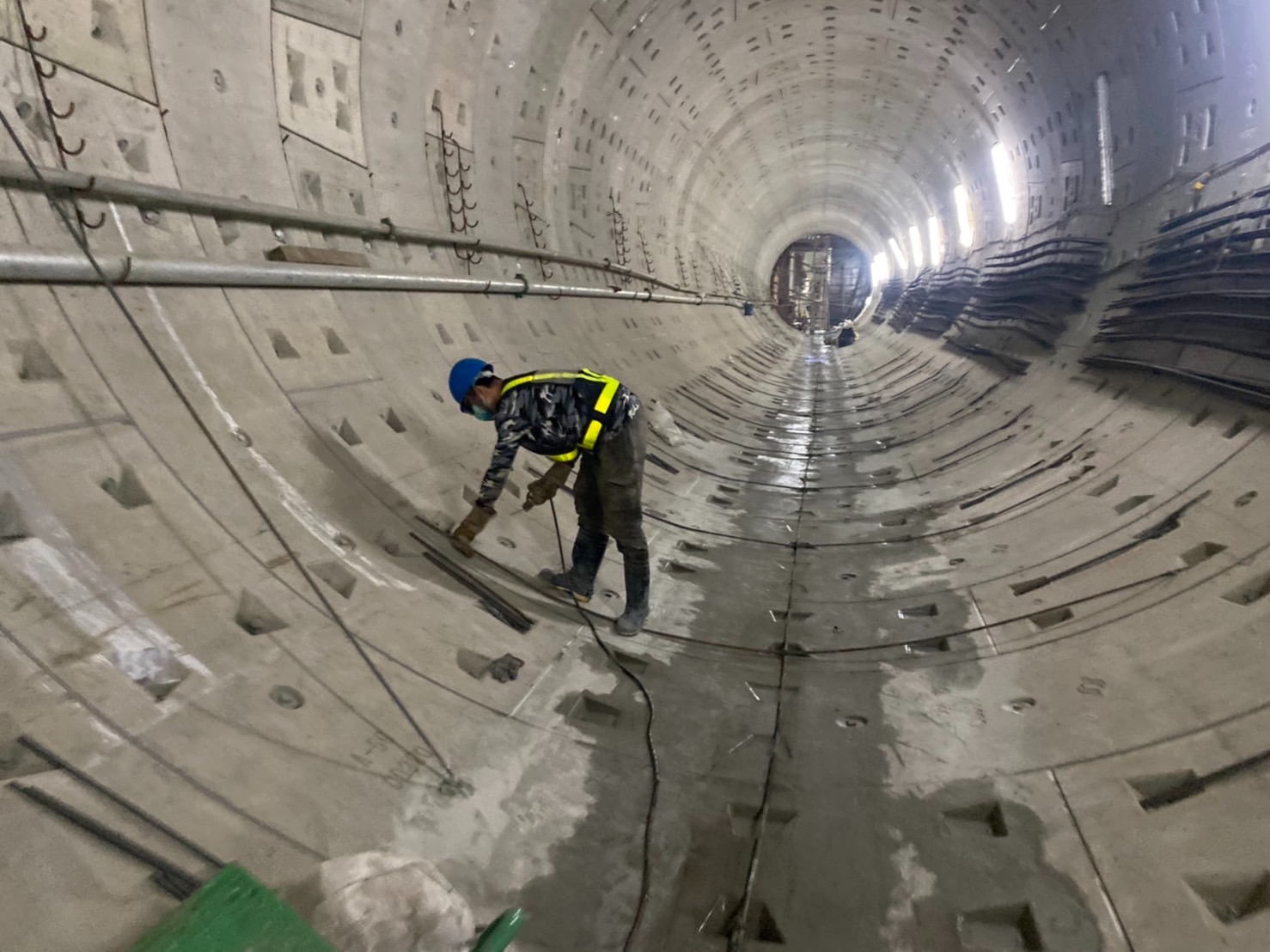 ▲圖說：潛盾隧道內仰拱放樣及鋼筋加工（來源：臺北市政府捷運工程局第一區工程處提供）