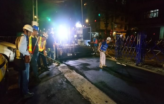 (壓路機鋪設道路鋪面施工進行圖，由施工團隊拍攝)