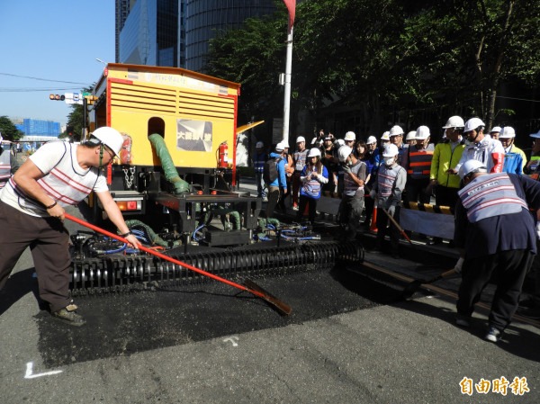 (熱再生修補車施工進行圖)  來源：自由時報