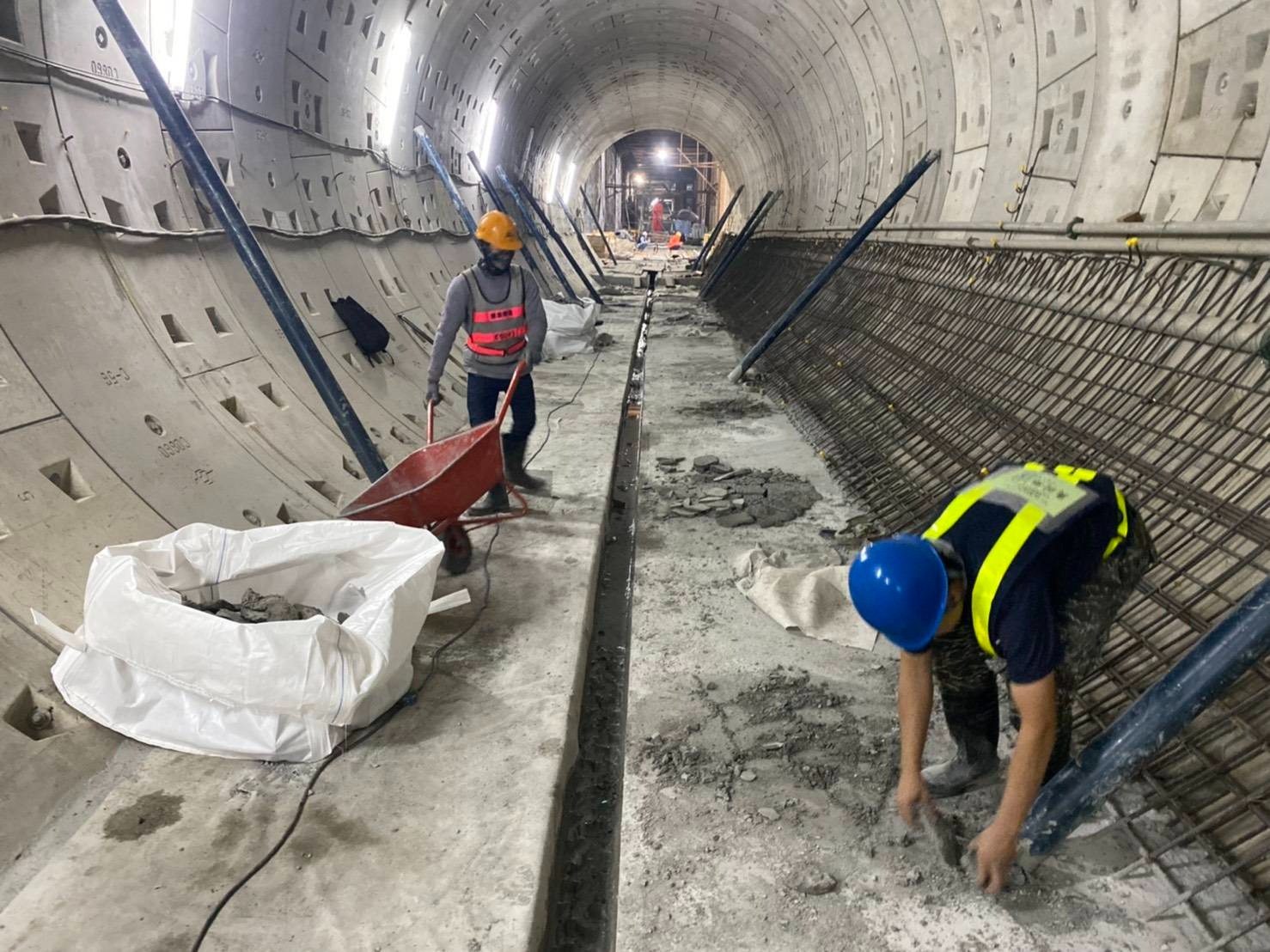 ▲圖說：潛盾隧道內仰拱混凝土維護（來源：臺北市政府捷運工程局第一區工程處提供）