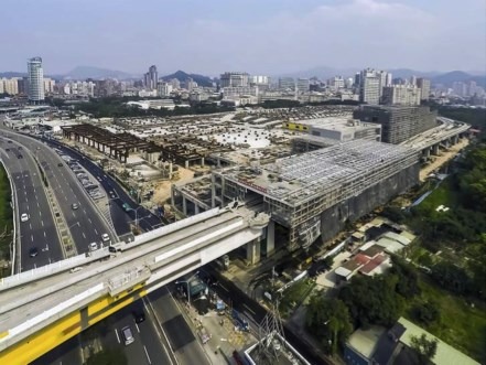 新北環狀線Y7站(十四張車站)，捷運系統規劃為新北環狀線及安坑輕軌線所經車站，且緊臨環河快速道路及臨近國道3號高速公路新店安坑交流道，交通便利，可及性