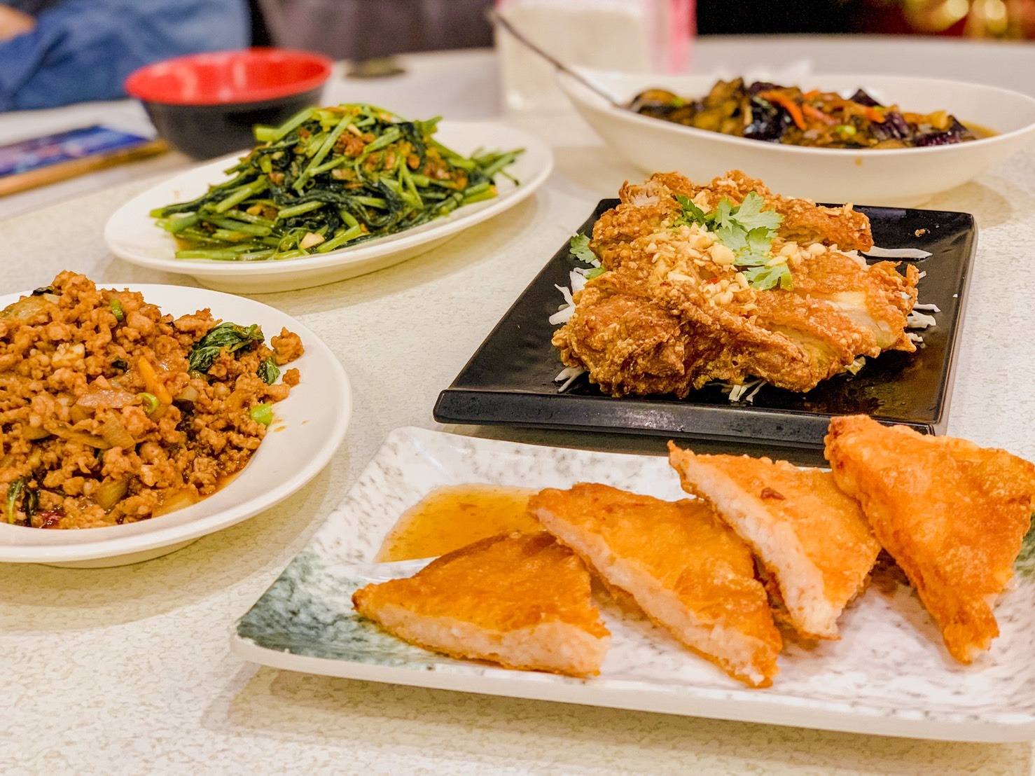 豐富的單點炒菜料理，道地的蝦醬空心菜及月亮蝦餅等