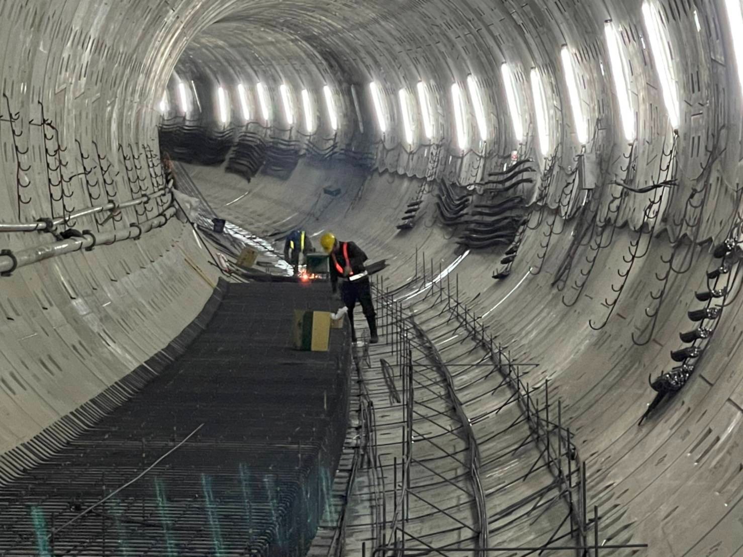 ▲圖說：潛盾隧道仰拱鋼筋作業中（來源：臺北市政府捷運工程局第一區工程處提供）