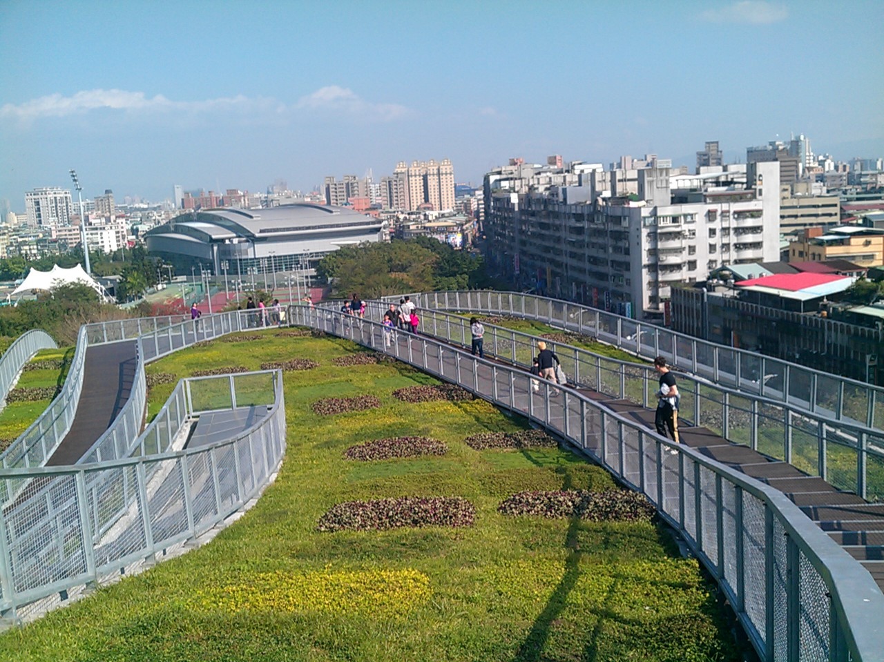 新莊國民運動中心的綠色屋頂（來源：維基百科）