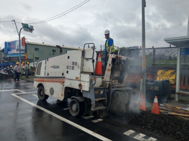 (刨路機刮除道路鋪面施工進行圖，由施工團隊拍攝)