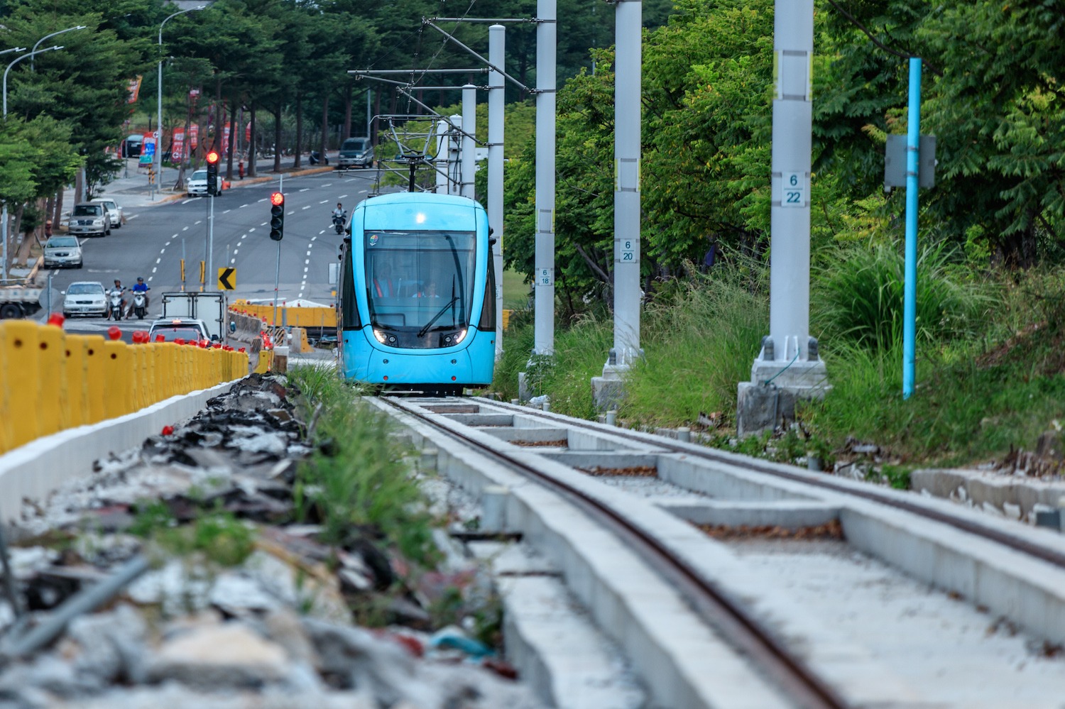 ▲輕軌與一般道路並行（來源：鄭名宏 攝影）