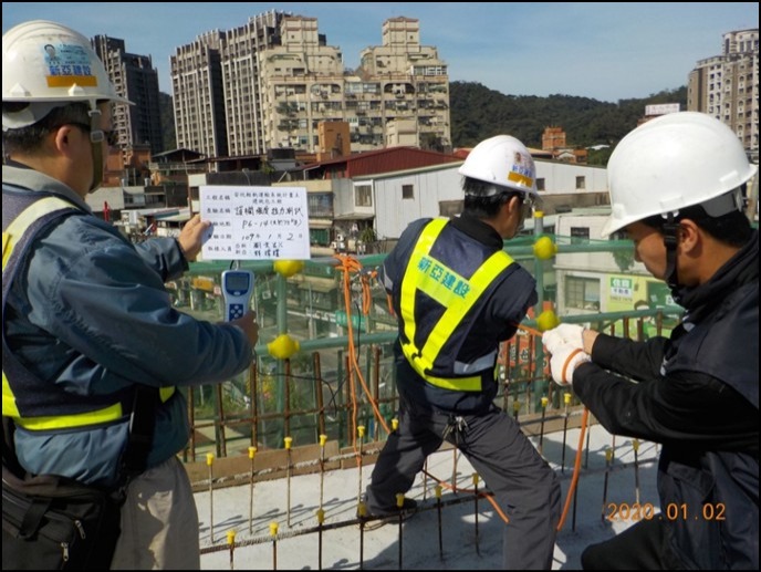 (護欄強度拉力測試，來源：施工團隊拍攝)