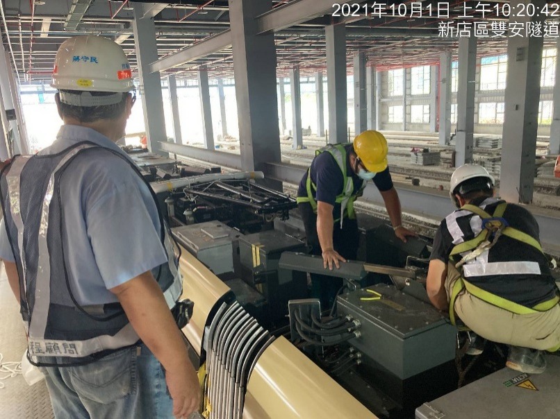 ▲圖說：車頂進行電氣連掛作業