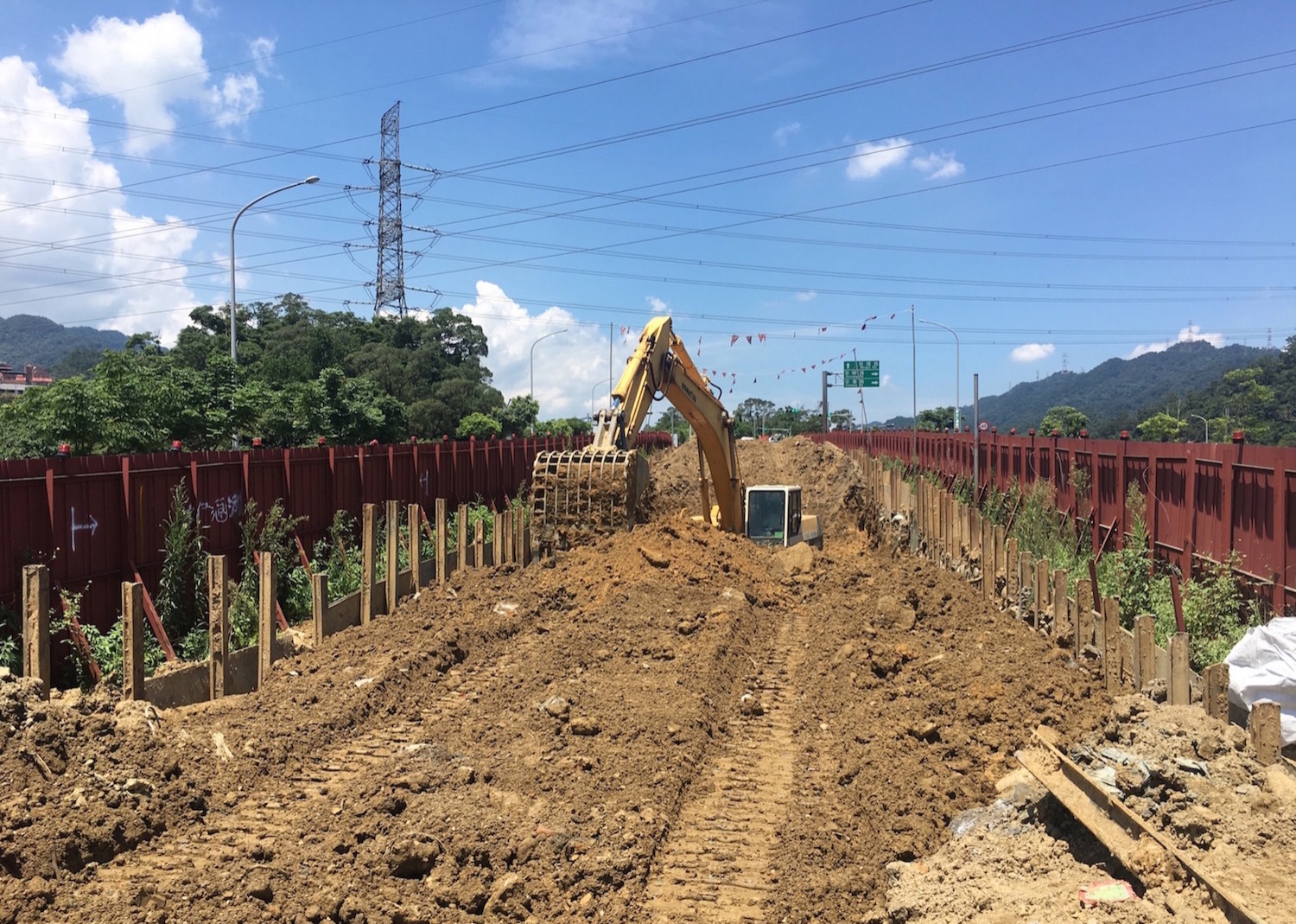 （圖說：水泥土壤拌合作業）