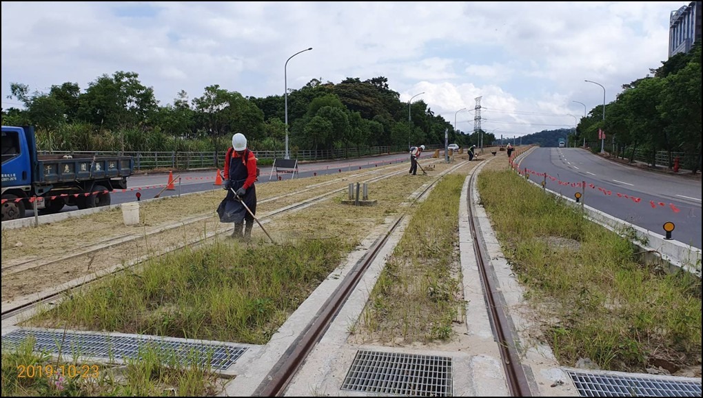 (當草長超過軌道面高度約1/4-1/3 時，即進行修剪作業)