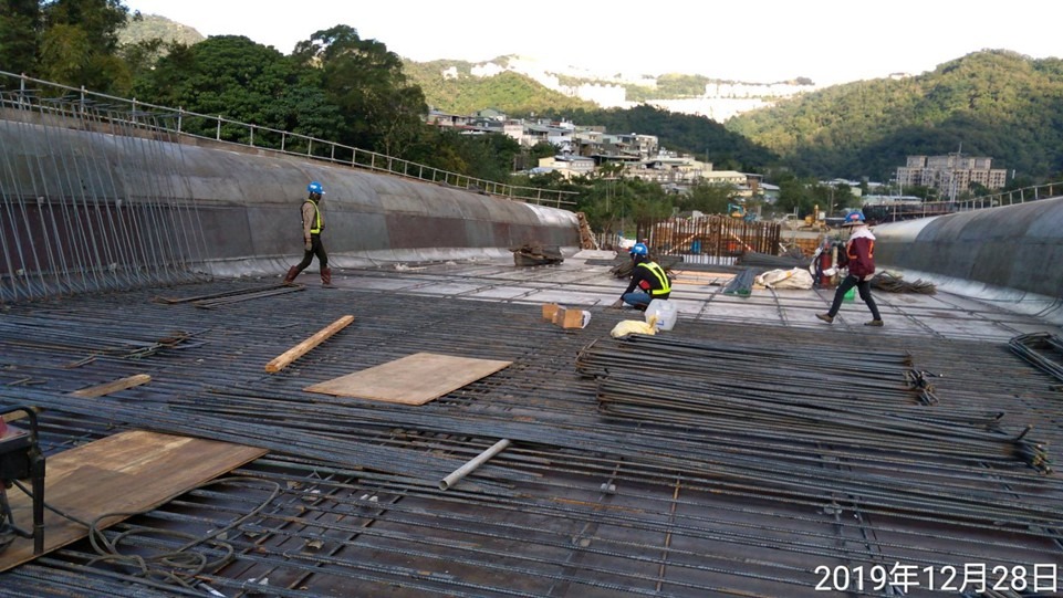 (機廠-新安泰路A1-1~P1-1腹翼版及鋼筋綁紮作業，來源：新北市政府捷運工程局安坑線施工團隊)