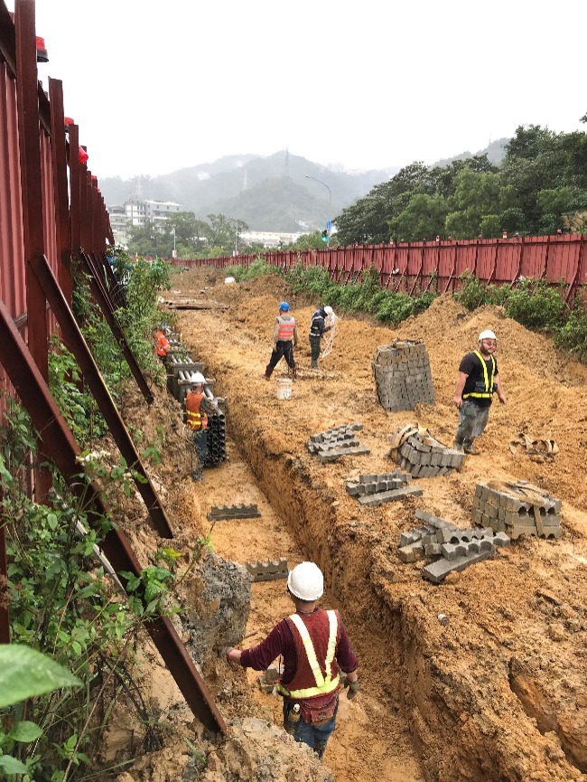 （圖說：安坑輕軌平面段電纜管群埋設，工地同仁正進行土木管道作業。）