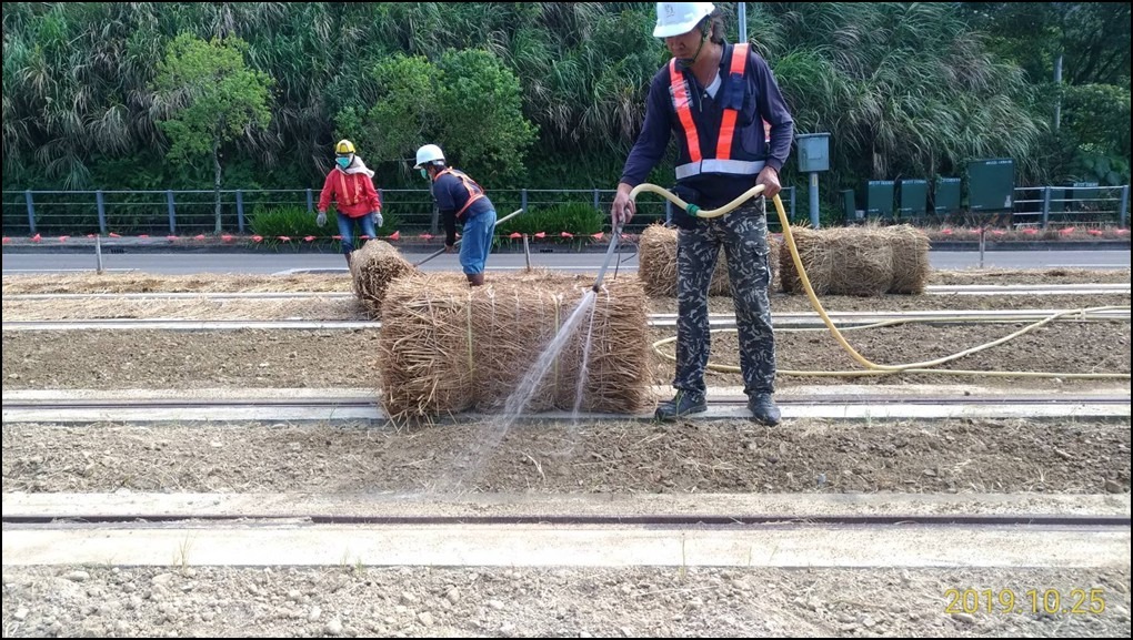 (將草種及黏著劑與水充分混合後，均勻噴灑於軌道植草範圍。)