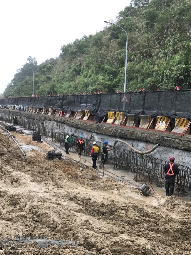 （圖說：安坑輕軌出土段電纜管道施設，工地同仁正進行土木管道基礎作業。）