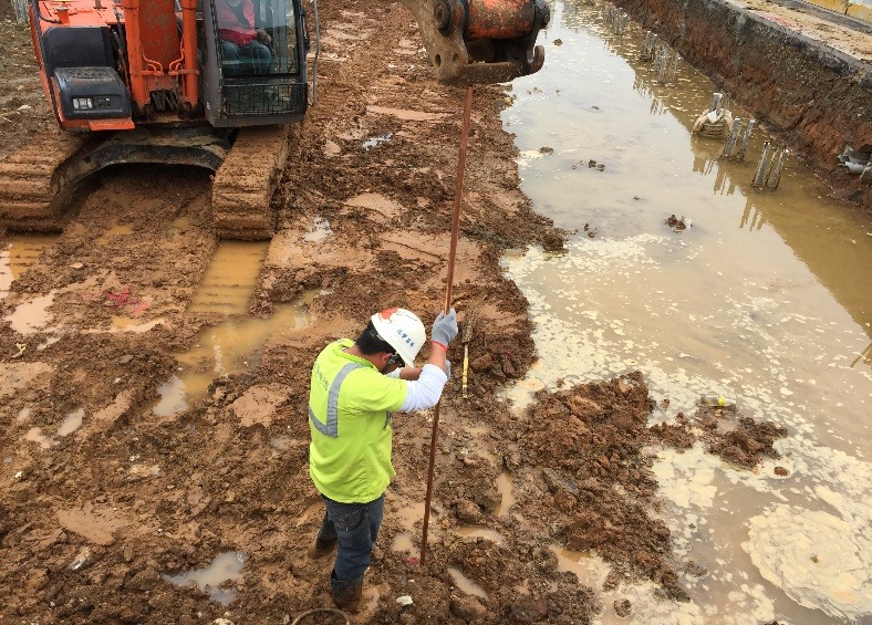 接地網是在建築物開挖前在地底土壤面由接地銅棒插入土壤後再以接地銅線與銅棒做連接進而引接到設備