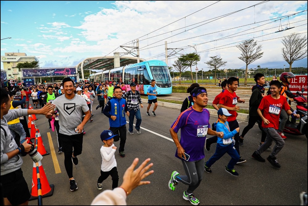 (耶誕嘻哈跑趴，見軌就跑，來源： 新北捷運公司)