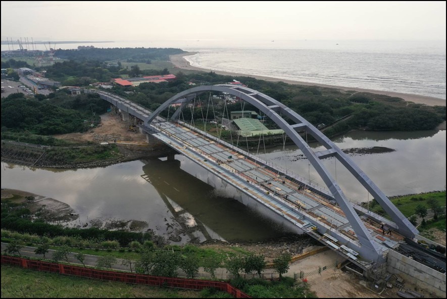 (淡海輕軌-拱型鋼橋)