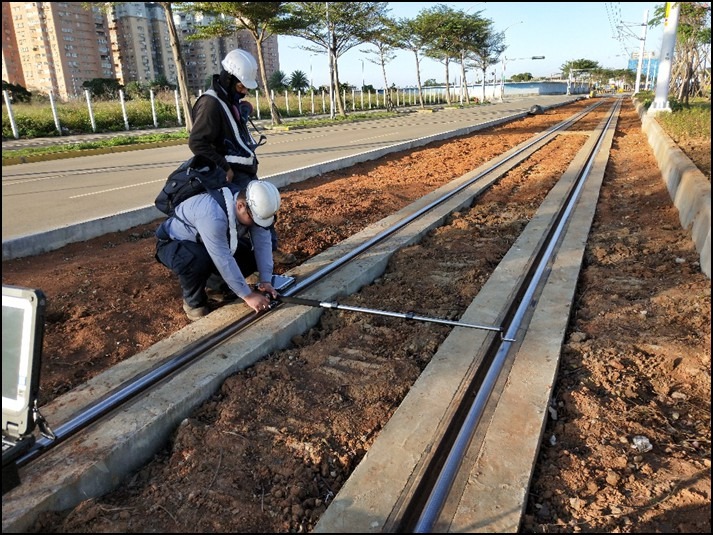 (淡海輕軌-磨軌後檢測(綠山線平面段)，來源：新北市政府捷運工程局)