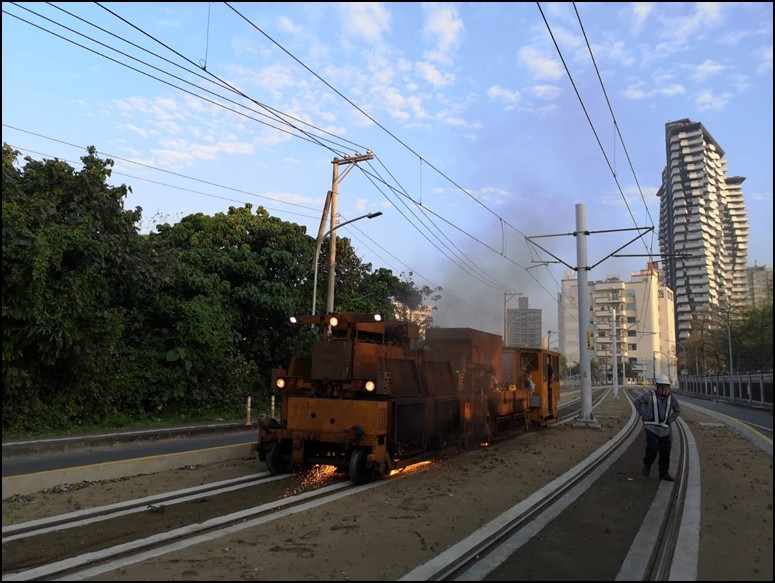 (淡海輕軌-藍海線一期磨軌車磨軌，來源：新北市政府捷運工程局)