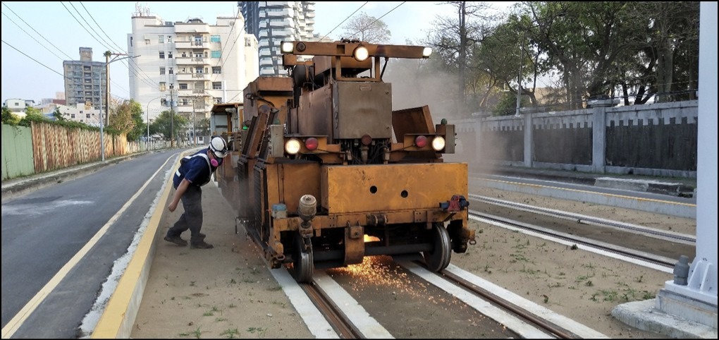 (淡海輕軌-藍海線一期磨軌車磨軌，來源：新北市政府捷運工程局)