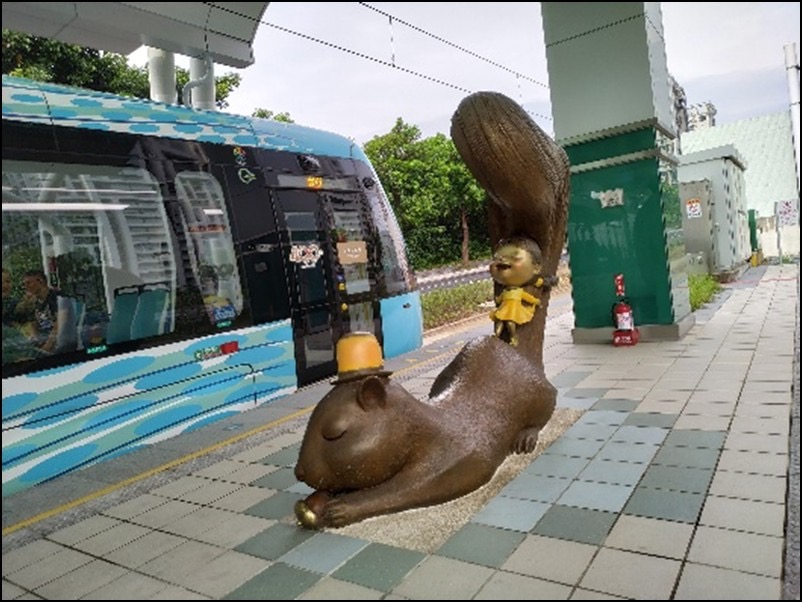 (車上的乘客再見~期待下次再相會。歡迎坐在松鼠的身上和阿給一起小憩。)