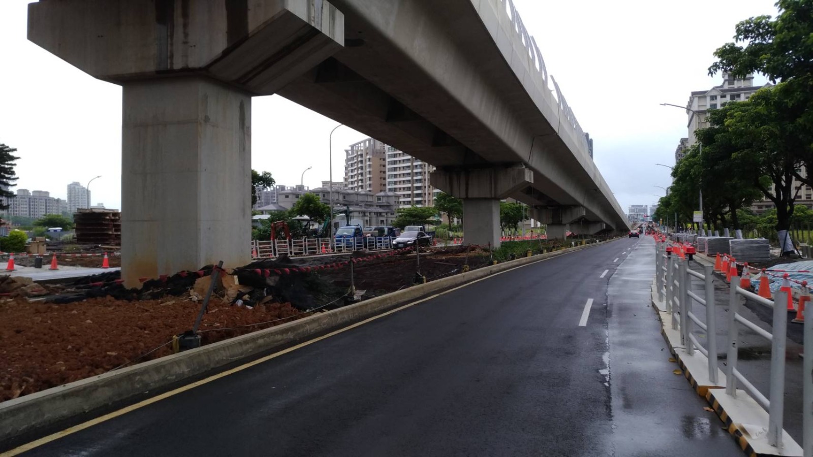 （圖說：淡海輕軌高架路段下施工畫面）