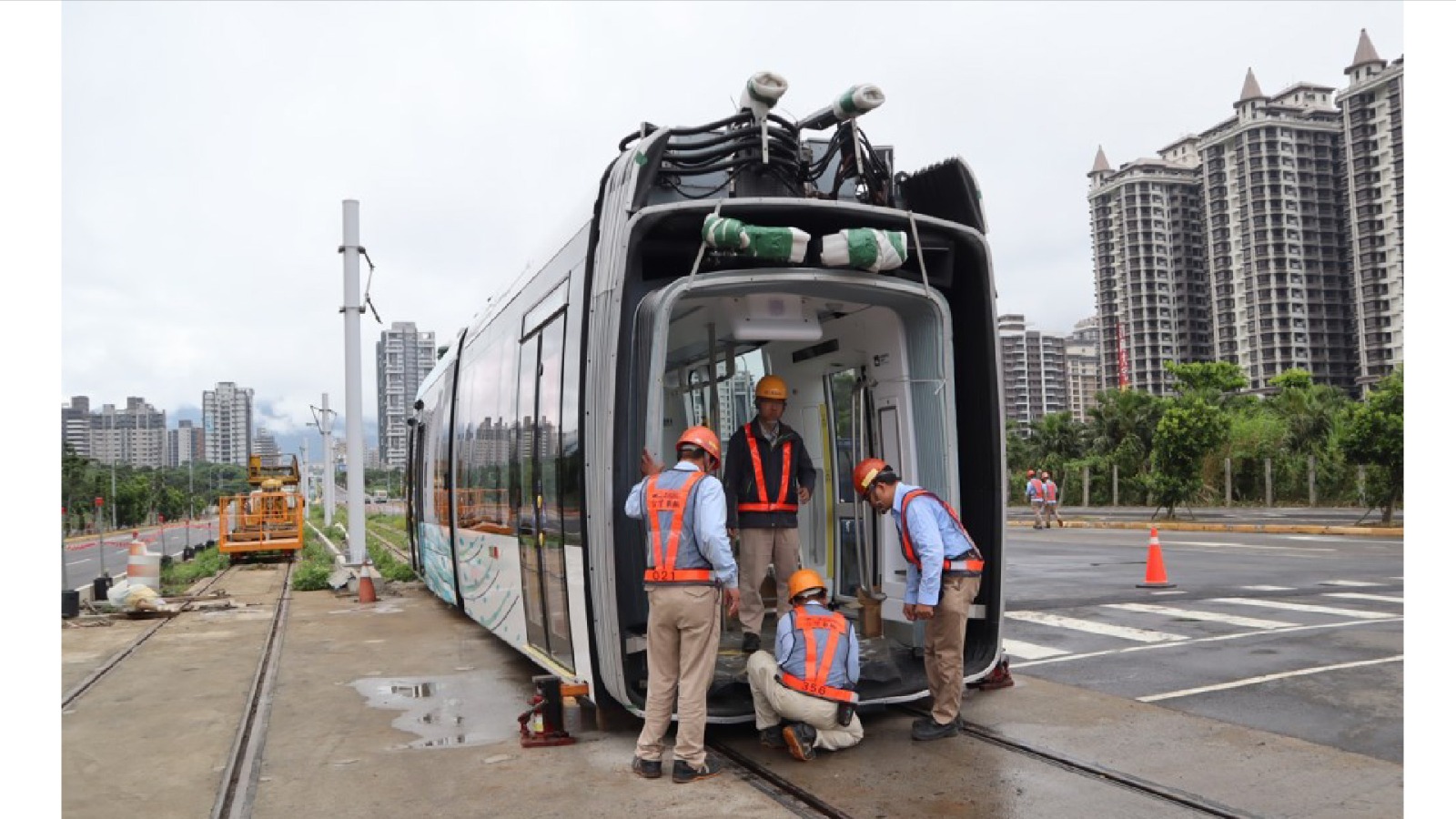  （圖說：列車聯掛作業前置工作）