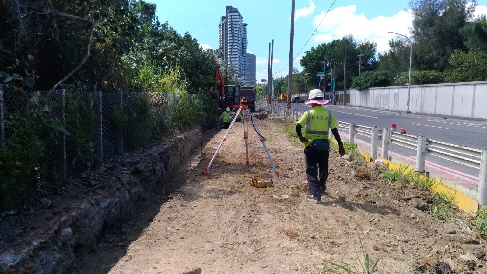 （圖說：觀海路道路拓寬-人行道水溝施工）