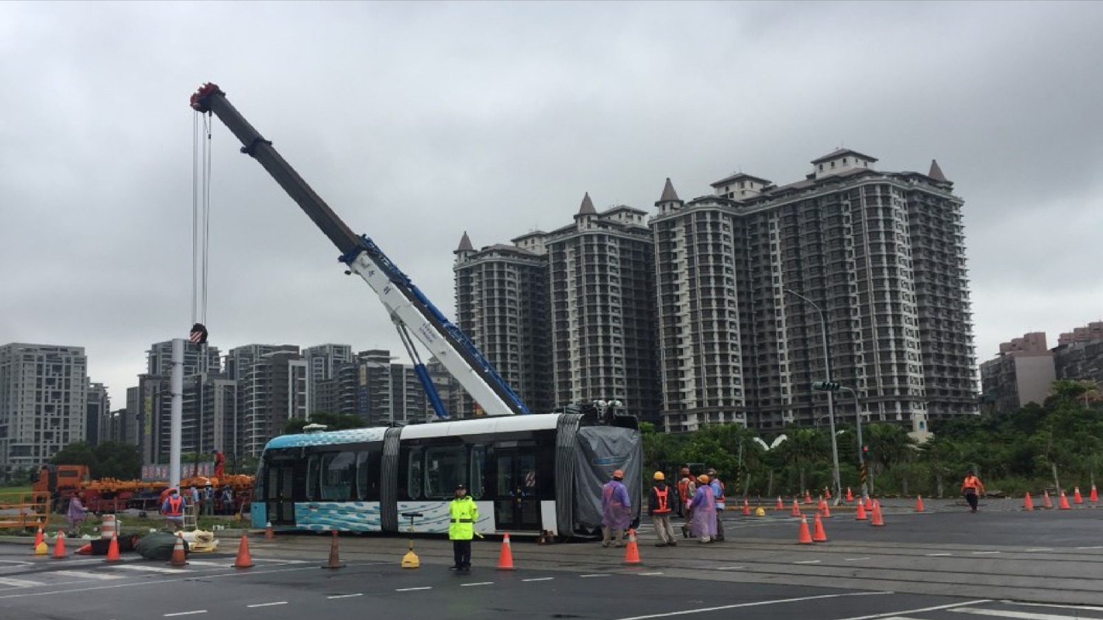 (圖說:淡海輕軌列車自運輸卡車卸下)