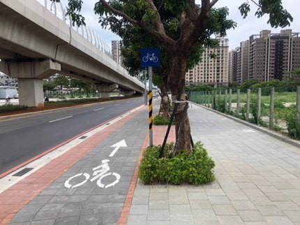 （圖說：淡海輕軌沿線增設人行道及自行車道）