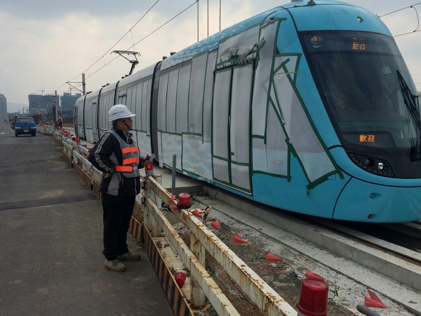 （圖說：淡海輕軌列車與架空線、集電弓）