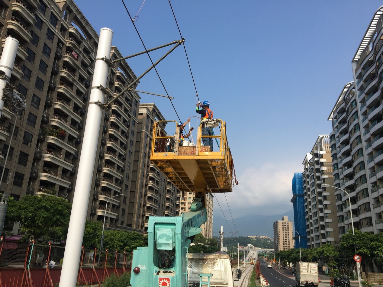 （圖說：辛苦在高空作業車施工的工作人員）