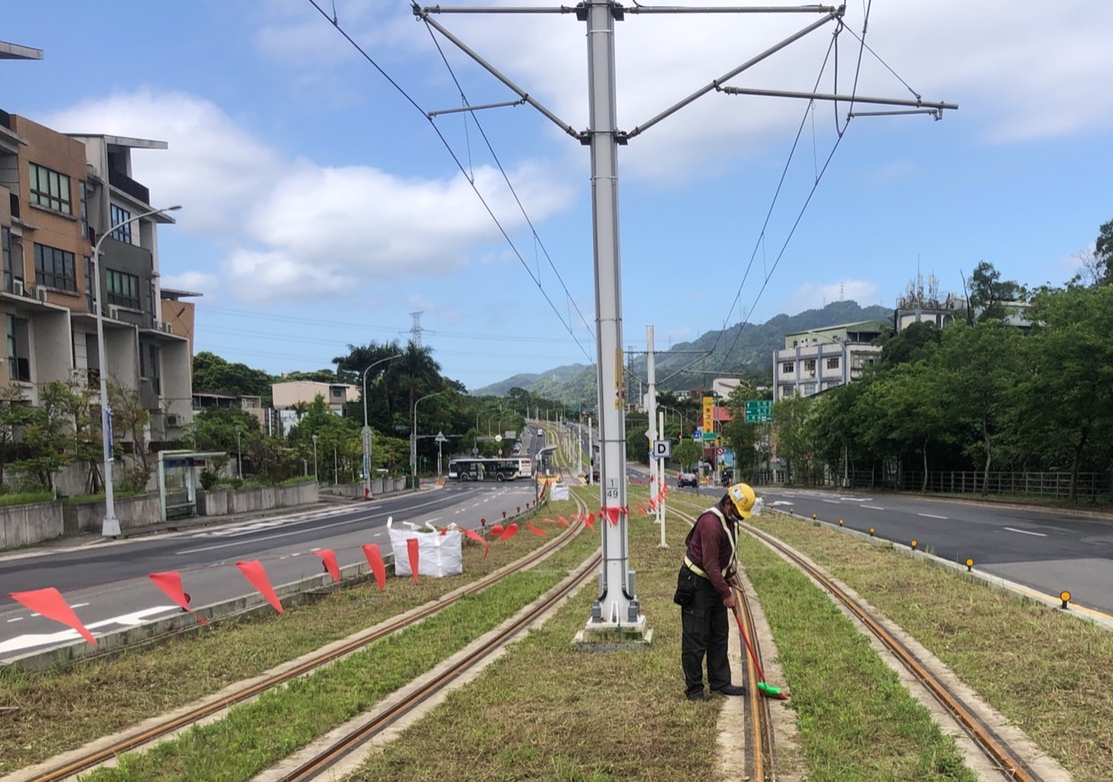 ▲圖說：懸掛紅色警示旗(無送電狀況下人員清潔軌區)