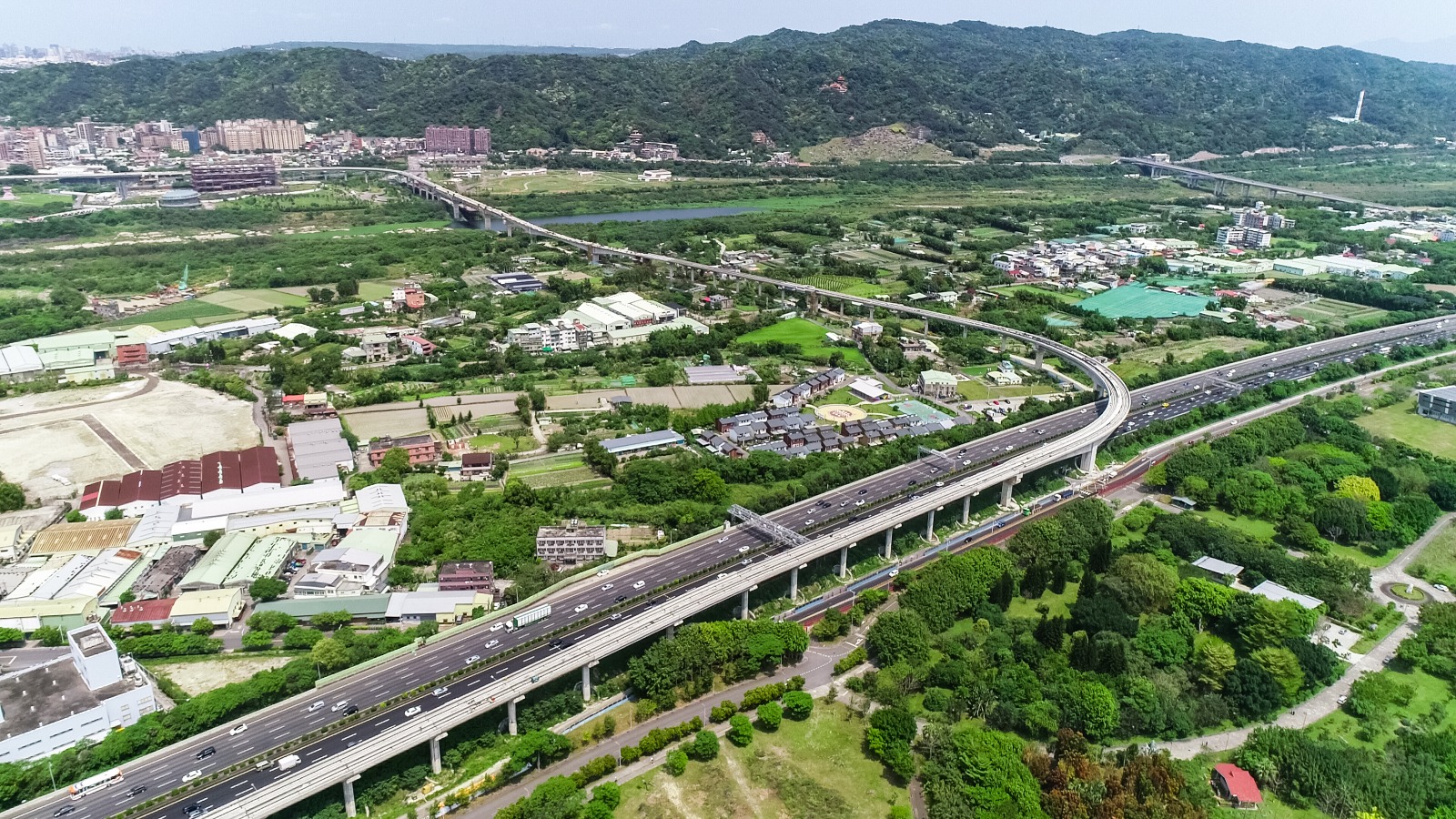 捷運開發在辦理用地取得時，難免會遇到有些土地難以利用或處分