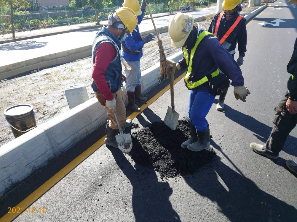 以冷料臨時修補道路坑洞，待後續再辦理方正修補（來源：統包廠商提供）